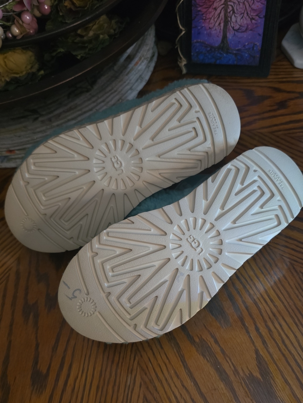 UGG Slippers - Picture 6 of 6